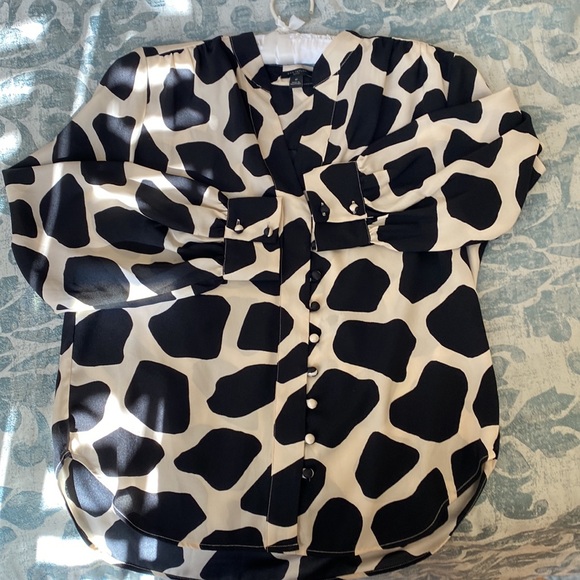 Ann Taylor size medium petite long sleeve black & cream top with covered buttons - Picture 4 of 13